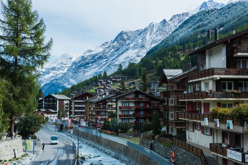 Swiss Home Prices Escalate: Q2 2026 Sees Flats Up 1.0%, Tourist Towns Lead
