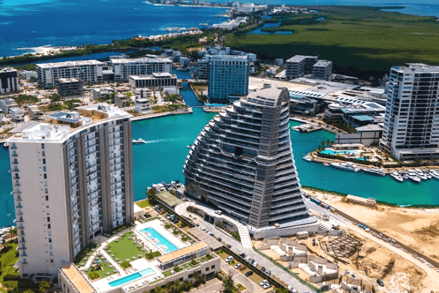 Shark Tower Cancún - Image 2
