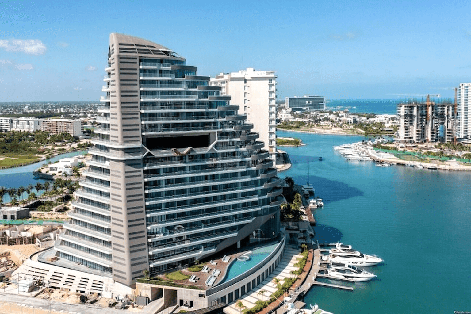 Shark Tower Cancún