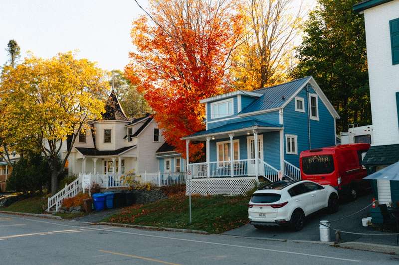 Canadian Home Sales Dip 1.7% in September 2025 Amid Stable Pricing